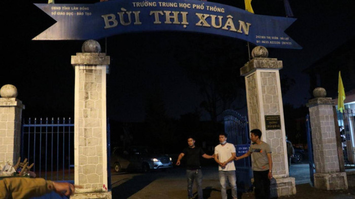 Công an đưa Châu Hồng Phúc tới thực nghiệm hiện trường tối ngày 6/4. Ảnh: Báo Giao thông