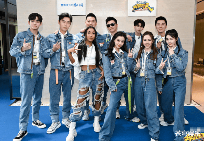 Angelababy cùng các thành viên và khách mời của Keep Running