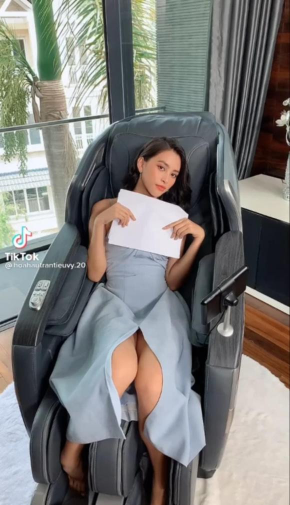 Trong một đoạn video được đăng tải gần đây, Hoa hậu Tiểu Vy khiến nhiều người bất ngờ khi diện váy xẻ, ngồi vô tư trên ghế massage. Đường cắt gợi cảm suýt chút khiến nàng Hậu trẻ phải rơi vào cảnh 'tẽn tò' vì lộ hàng.
