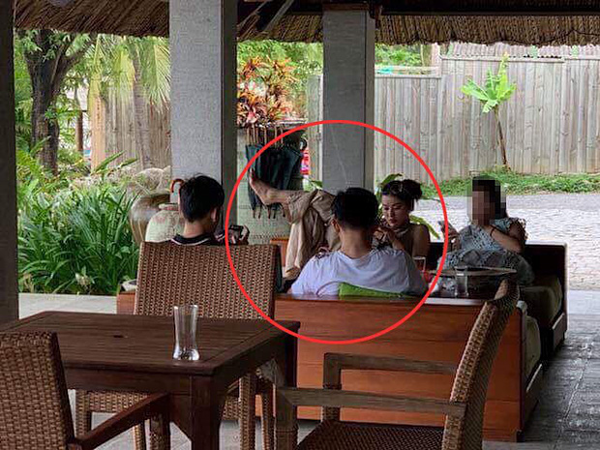 Á hậu Huyền My vô tư gác chân cao lên ghế khi đi cùng gia đình trong một kì nghỉ du lịch...&nbsp;