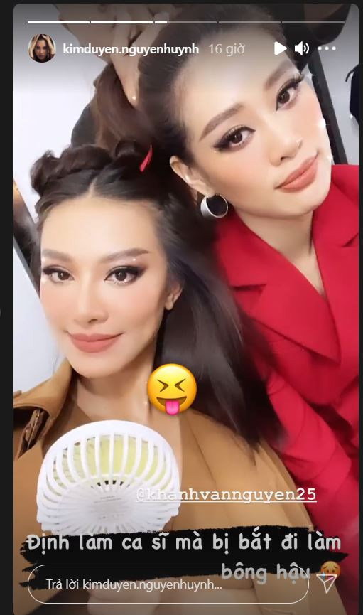 Kim Duyên chú thích: 'Định làm ca sĩ mà bị bắt đi làm bông hậu'.