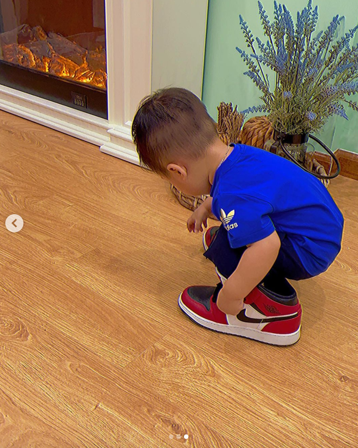 Con trai Hòa Minzy diện hàng hiệu do fan tặng, cư dân mạng xuýt xoa: 'Hưởng hết gen trội từ bố mẹ' Ảnh 2