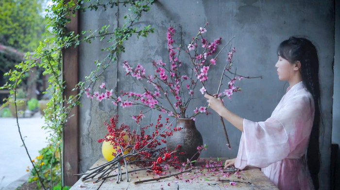 Lý Tử Thất là một trong những nhà sáng tạo nổi tiếng nhất hiện nay tại Trung Quốc. (Ảnh: Liziqi / YouTube)