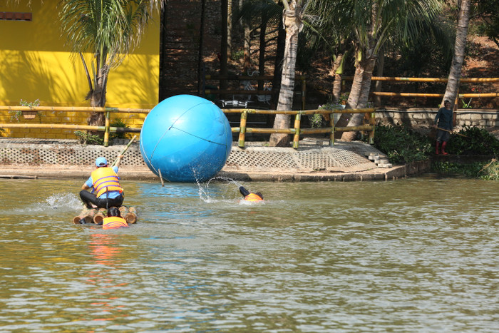 MC Đại Nghĩa và diễn viên Khương Ngọc nỗ lực bơi dưới cái lạnh 10 độ C để giúp gia đình bà Khuyên có thêm tiền hỗ trợ