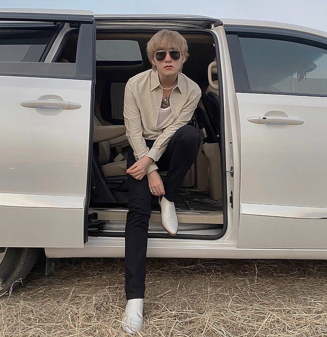 Sơn Tùng từng chụp ảnh bên cạnh chiếc xế hộp màu trắng của mình