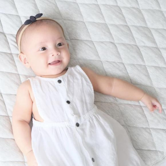 Đặc biệt, nữ ca sĩ thường xuyên cho Lisa mang băng đô, đội nón hoa dù bé còn chưa có tóc.