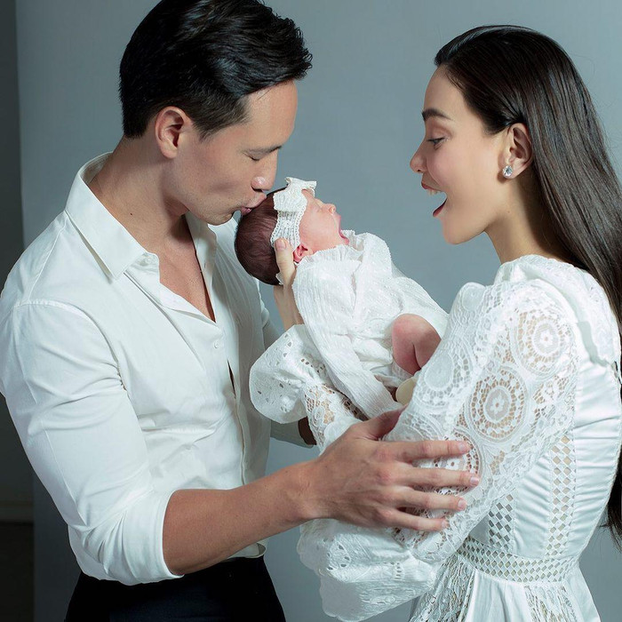 Bên cạnh linen, những chất liệu như ren đục lỗ, họa tiết nhẹ nhàng cũng được trưng dụng. 