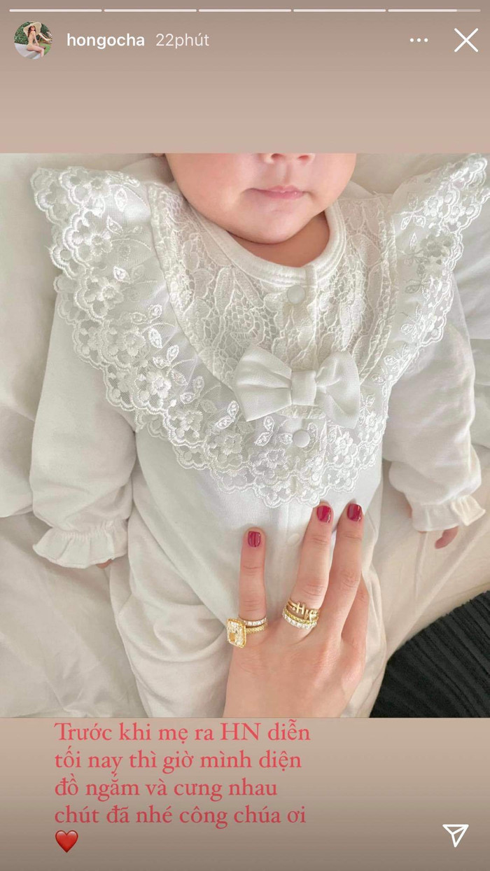 Áo cổ ren, tay bồng đúng chuẩn một nàng công chúa. 