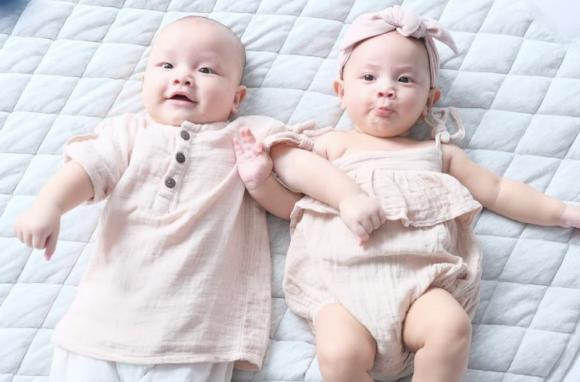 Với trẻ nhỏ, Hồ Hồ, Kim Lý ưu ái những thiết kế bằng chất liệu cotton, linen thoải mái, phù hợp với làn da nhạy cảm của bé. 