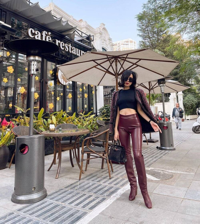 Nhìn nữ ca sĩ chinh phục ngon ơ những trang phục khó nhằn như quần da thì có thể khẳng định rằng việc cô chăm chỉ tập luyện, ăn uống nghiêm ngặt là hoàn toàn xứng đáng. 