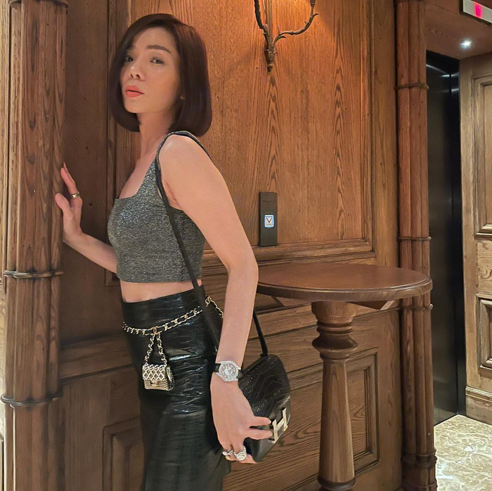 Chiếc áo croptop 2 dây cùng chân váy đen bó sát giúp nữ ca sĩ tôn được mọi đường cong nóng bỏng trên cơ thể và hút chặt ánh mắt người đối diện.