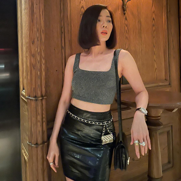 Chắc hẳn nhiều cô gái cũng phải ghen tỵ với body săn chắc và đường cong quyến rũ của người đẹp. 