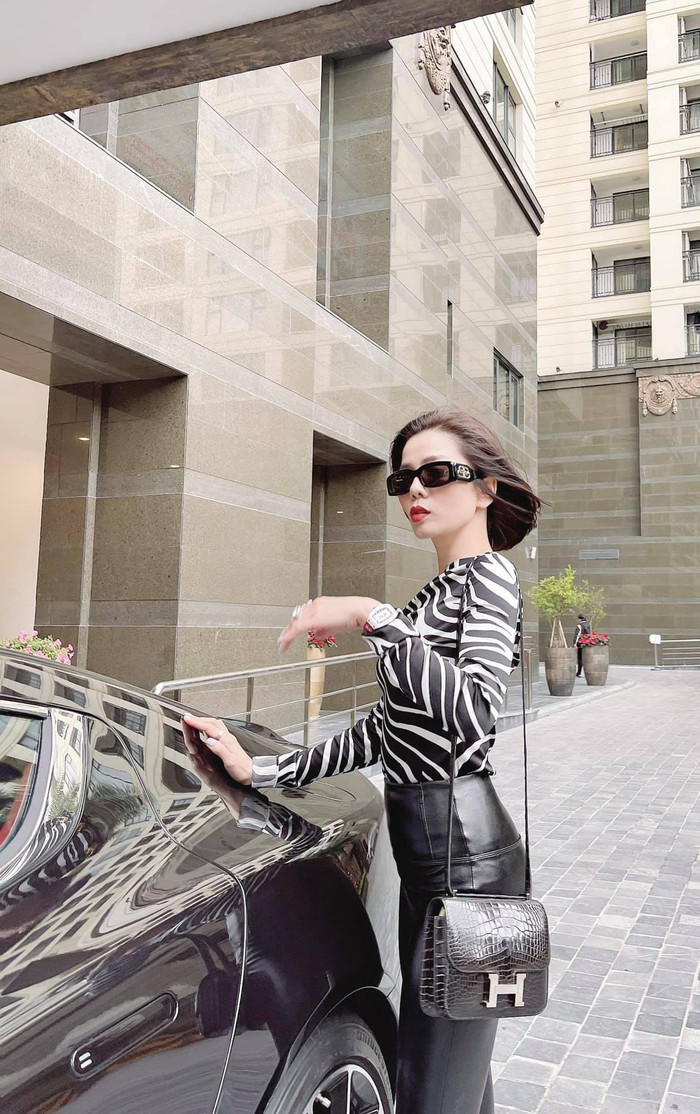 Mỗi khi diện quần da bóng, Lệ Quyên đều mang đến hình ảnh sang trọng, quyến rũ đến nỗi các cô gái còn phải ghen tỵ. 