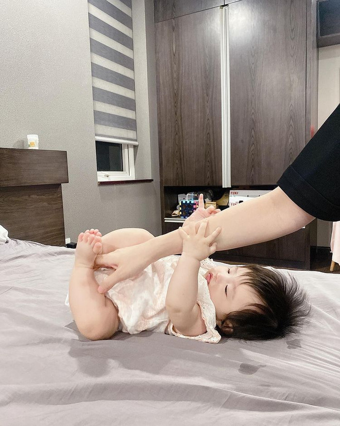 Cô bé thể hiện tình yêu với mẹ