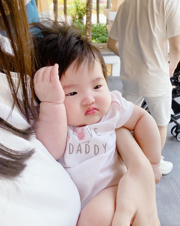 Chỉ mới hôm trước thôi, cô bé còn 'hờn dỗi' mẹ vì mẹ hay 'dìm hàng' mình.