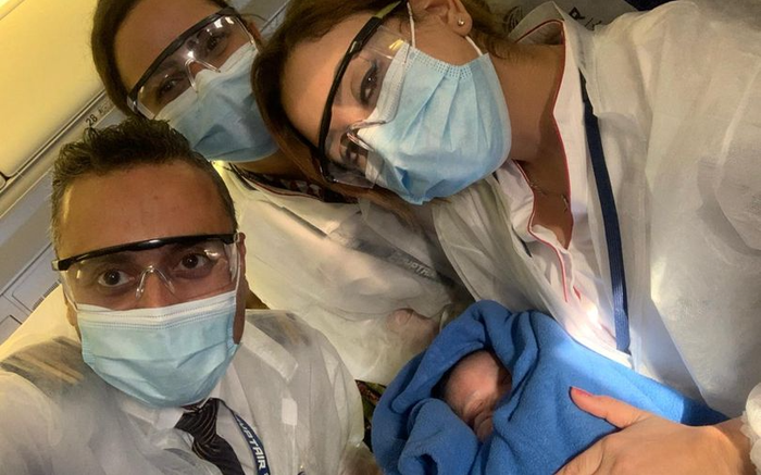 Sản phụ chuyển dạ bất ngờ sinh con, máy bay phải hạ cánh khẩn cấp Ảnh 2