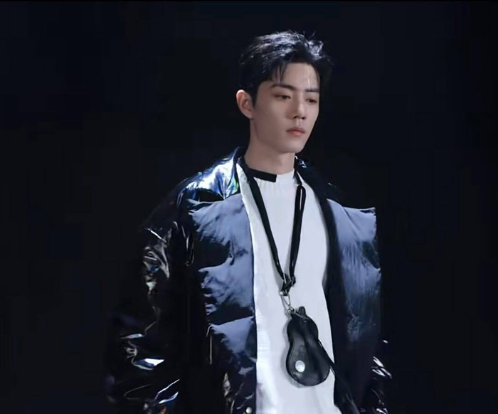 Tiêu Chiến thể hiện phong thái thần sầu trên sàn catwalk: Bước đi có mùi tiền, đi đến đâu sold out tới đó Ảnh 6