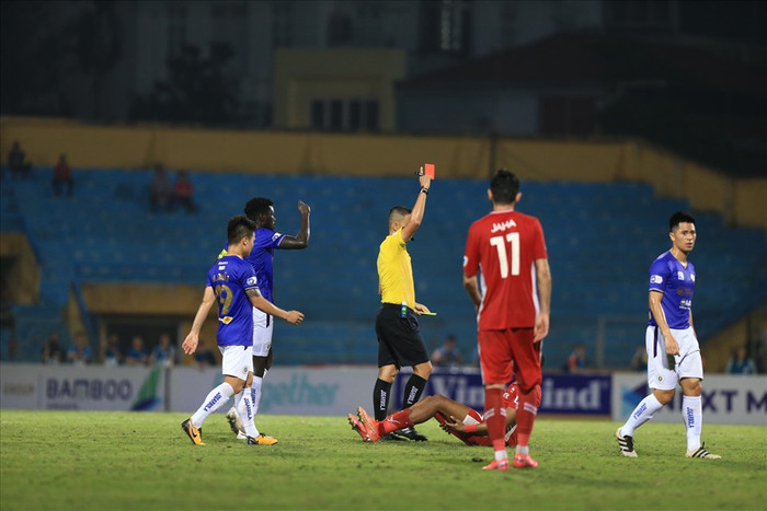 Trọng tài Ngô Duy Lân rút thẻ đỏ trực tiếp với Đức Huy.