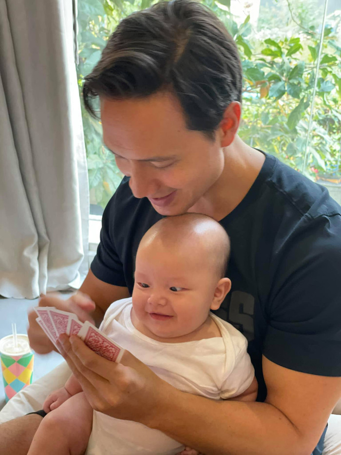 Chưa hiểu gì lắm nhưng thấy bố vui thì mình cũng vui theo.