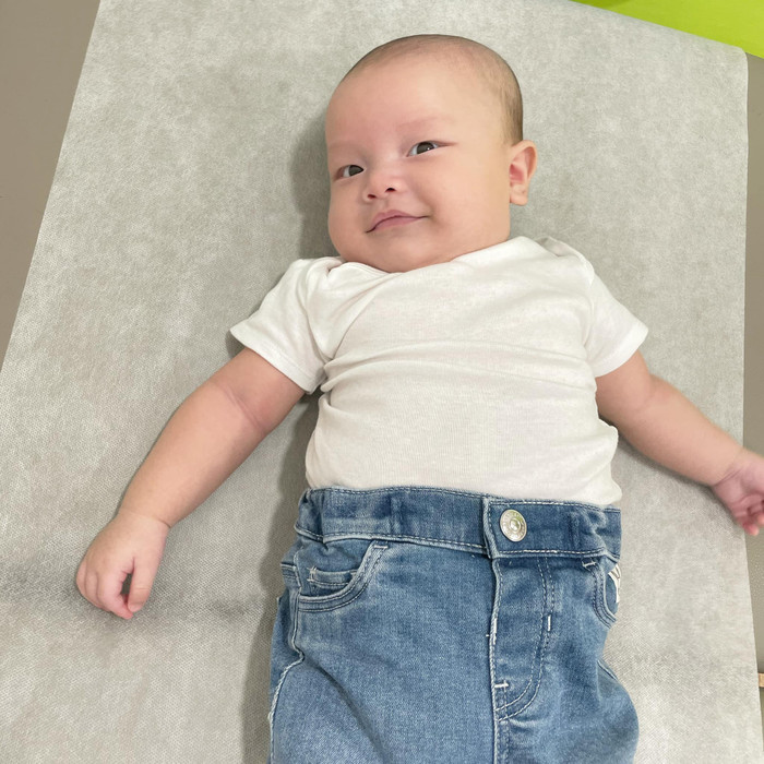 Nụ cười thường trực trên môi.