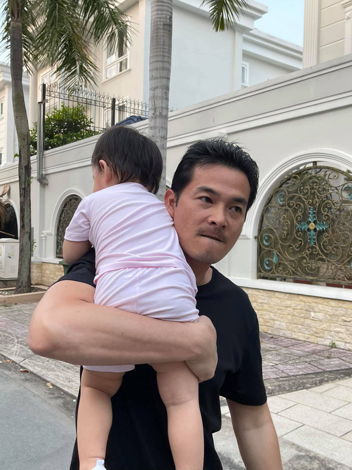 Quách Ngọc Ngoan cùng khoảnh khắc ngọt ngào bên con gái.