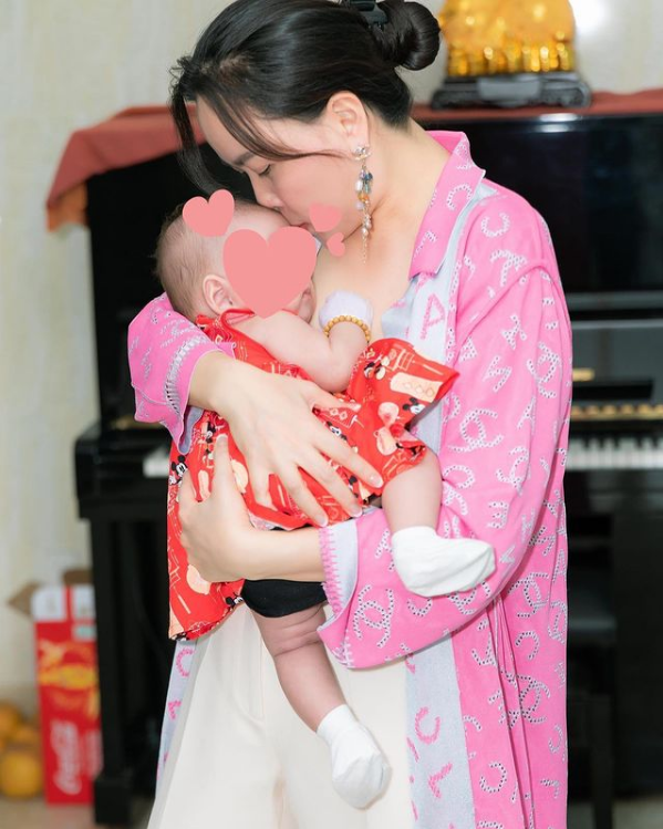 Phượng Chanel lần đầu hé lộ ảnh chụp với con chung của Quách Ngọc Ngoan.