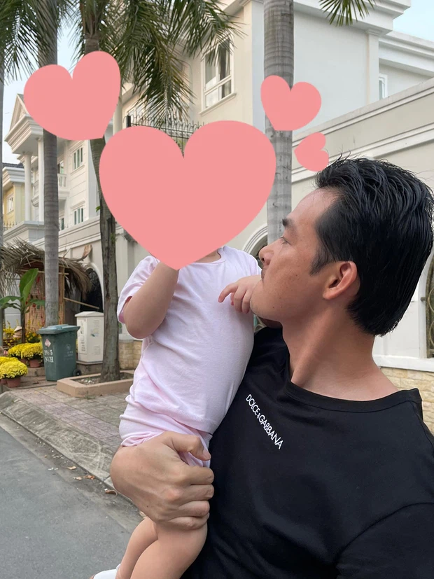 Thời gian qua, Quách Ngọc Ngoan đã cởi mở hơn trong việc đăng ảnh con gái của mình và Phượng Chanel lên mạng xã hội, tuy nhiên anh vẫn quyết không công khai mặt con.