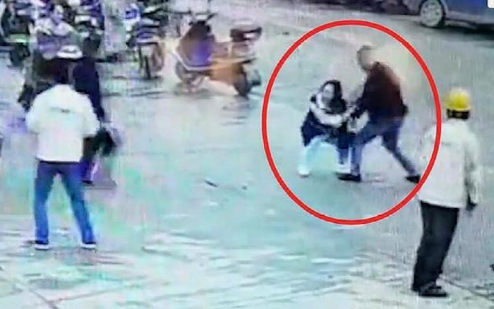 Người phụ nữ bị đâm tới tử vong ngay giữa phố, thái độ của những người xung quanh gây phẫn nộ Ảnh 2