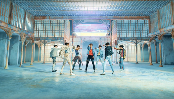 MV Fake Love của BTS đã chạm mốc 900 triệu lượt xem giúp nhóm đã có 4 MV cán mốc con số này.