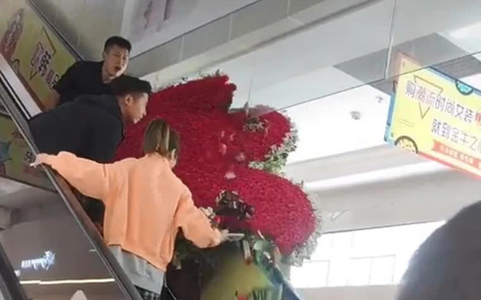 Mua 1314 bông hồng kết hình trái tim để làm lành với vợ cũ, người đàn ông gặp sự cố 'cười ra nước mắt' Ảnh 2