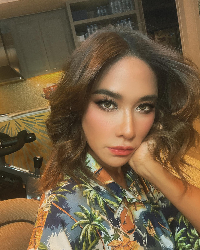'Nữ hoàng thị phi' Ploy Chermarn hủy bỏ lịch trình tháng 4 sau khi dự sự kiện có người mắc COVID-19 Ảnh 9