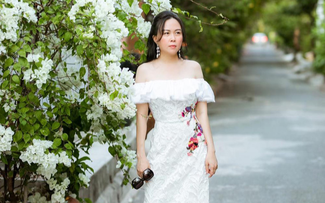 Khoe vai trần gợi cảm, Phượng Chanel 'đốn tim' dân mạng với nhan sắc 'lão hóa ngược' Ảnh 2