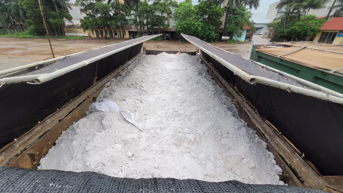 Cơ quan chức năng phát hiện khoảng 30 tấn chất thải rắn, có màu trắng (nghi là chất thải công nghiệp).