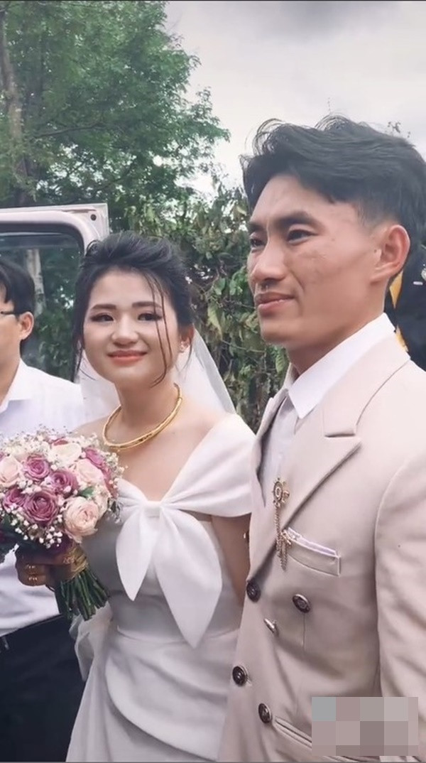 Cô dâu tuy không khóc nhưng ánh mắt ngập tràn hạnh phúc. Ảnh cắt từ clip