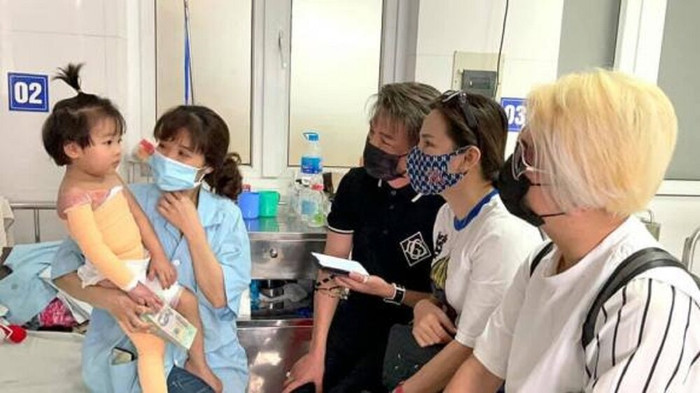 Nam ca sĩ cùng ekip cũng trao tận tay số tiền 200 triệu đồng cho mẹ bé Huyền Anh