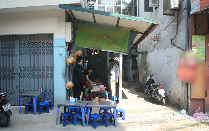 Cơ quan chức năng vào cuộc kiểm tra vụ quán cháo ở Hà Nội bị 'tố' có ổ giòi lúc nhúc trong miếng sườn Ảnh 2