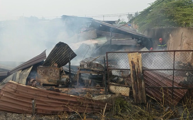 Xưởng gỗ rộng hàng trăm mét vuông ở TP.HCM đổ sập sau đám cháy dữ dội Ảnh 2