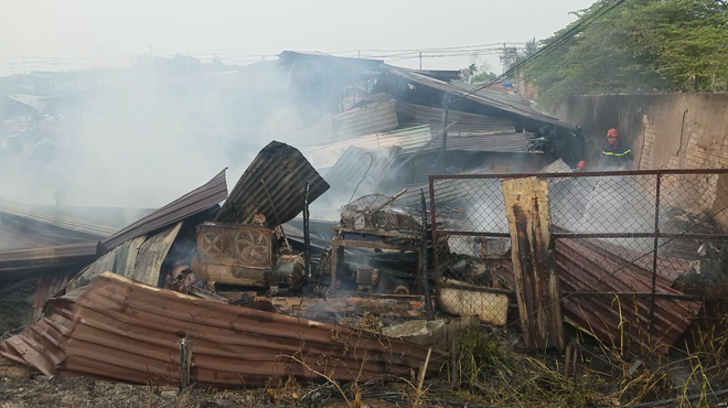 Vụ hỏa hoạn khiến nhà xưởng bị đổ sập. Ảnh: Trần Kha/Thanh Niên