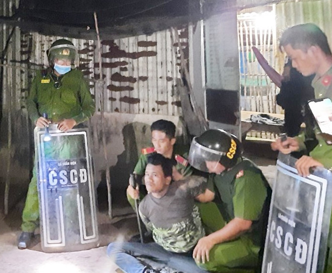 Lực lượng Công an khống chế Thạch Thanh Tuấn, giải cứu cháu bé an toàn. Ảnh: CAND
