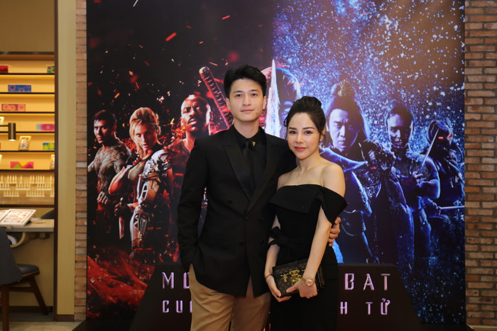 Huỳnh Anh tình tứ khoác tay bạn gái 'single mom' đi dự họp báo 'Mortal Kombat'