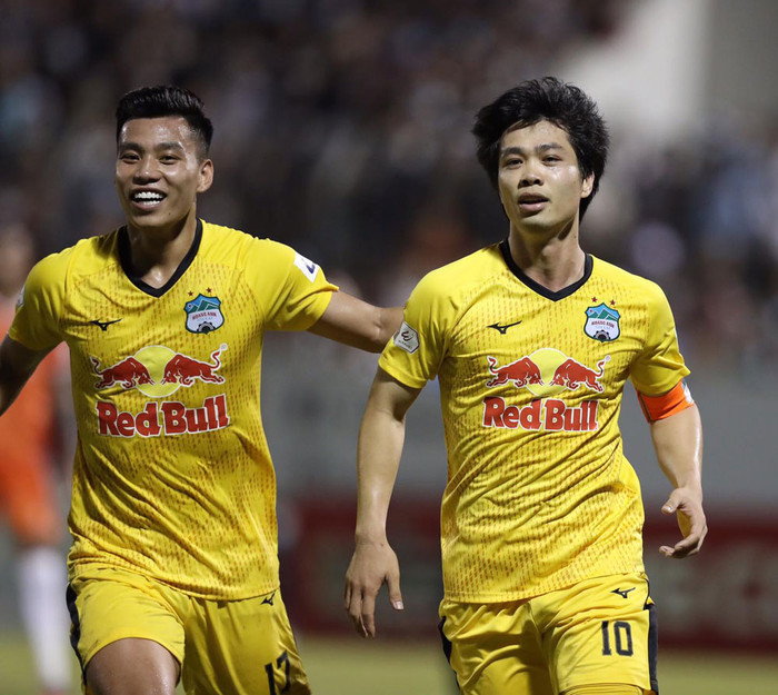 HAGL của bầu Đức đang thi đấu tốt, thăng hoa nhưng cuộc chơi ở V.League 2021 còn rất dài. HAGL cần sớm trụ hạng trước khi nghĩ về chức vô địch. Ảnh: VPF