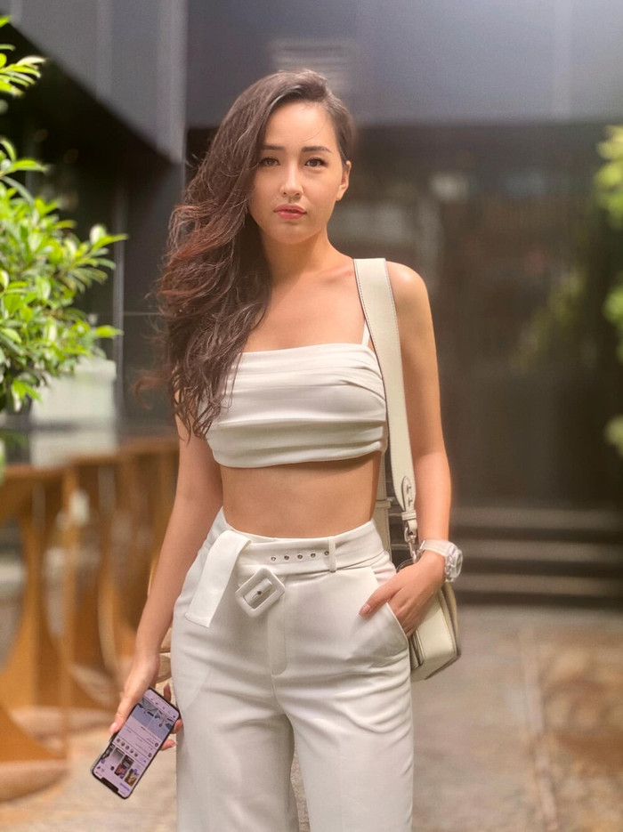 Cũng là croptop, nhưng Mai Phương thúy thay đổi một tí khi mix cùng quần ống đứng, thanh lịch.  