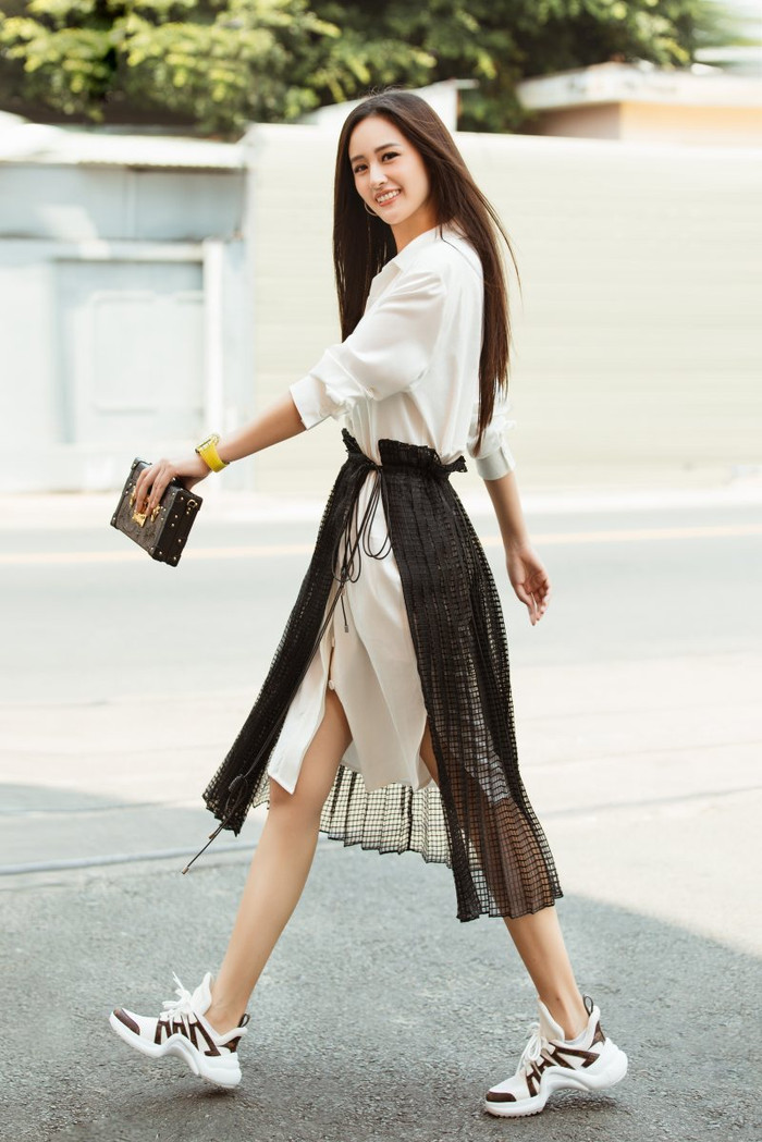 Set đồ mới đây của Mai Phương Thúy được nhận định là rất thanh lịch, tao nhã. Cô nàng nhấn nhá bằng chiếc váy dập pli cột phía ngoài, tạo điểm nhấn bất đối xứng cho set đồ. 