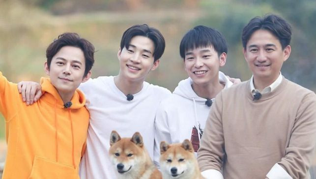 Henry Lau (thứ hai từ trái đếm qua)
