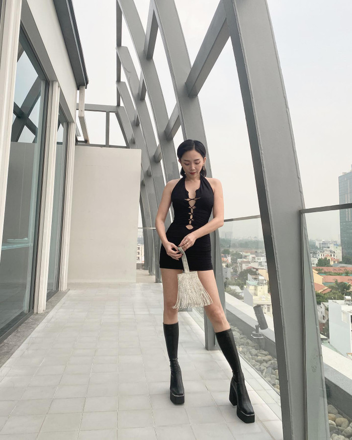 Đặc biệt là kiểu tất đen cá tính được người đẹp mix cùng bốt đen trông cô cao như 1m8