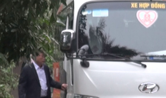 Ông Lương Bách Chiến - bố Xuân Trường, lên xe chuẩn bị di chuyển xuống Hà Nội làm lễ ăn hỏi cho con trai.