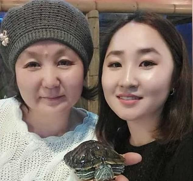 Aizada Kanatbekova (phải) bị sát hại trong một vụ 'bắt cóc cô dâu' gây phẫn nộ.