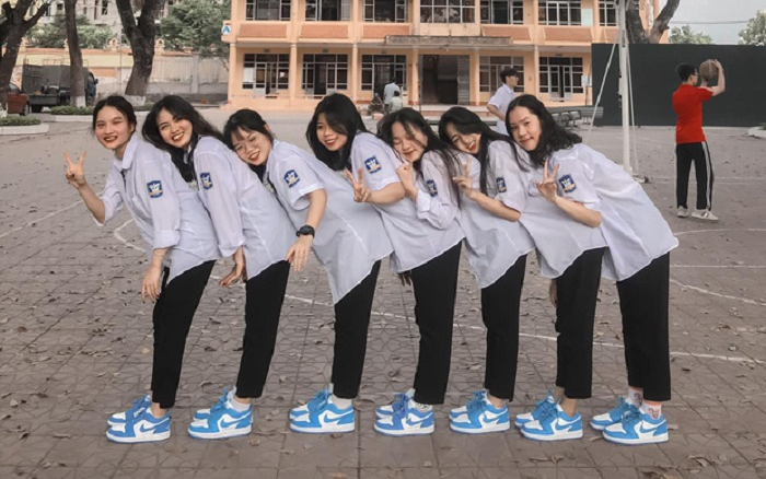 Dàn nữ sinh cùng chụp ảnh kỷ niệm, nhan sắc đẹp đều nhưng thứ dân mạng quan tâm lại là chi tiết khác Ảnh 2