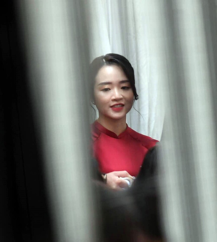 Nhuệ Giang đẹp dịu dàng trong bộ áo dài đỏ