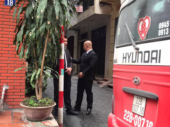 Vệ sĩ bảo vệ an ninh cho đám hỏi của Xuân Trường.